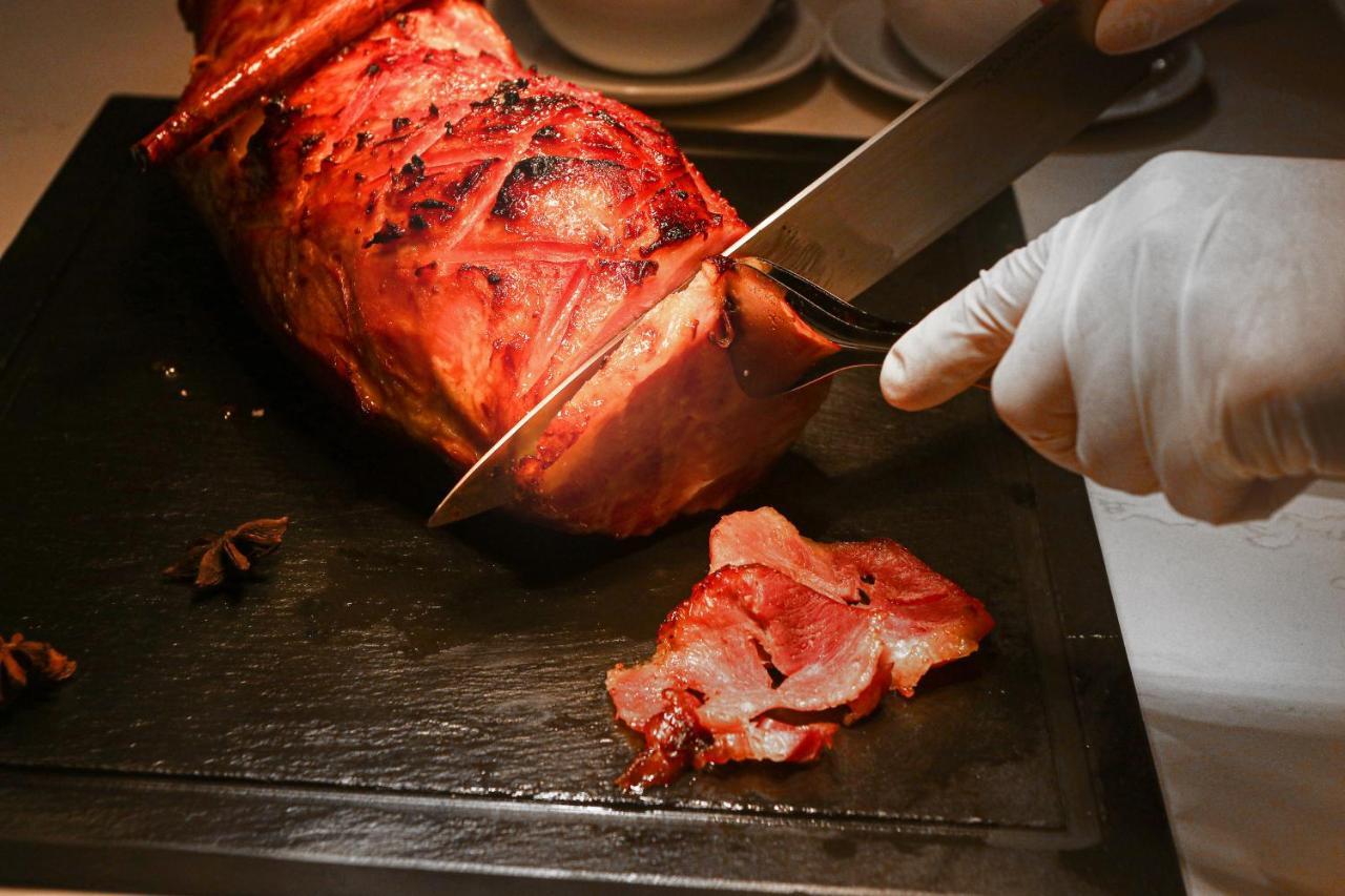 Chatrium Grand 방콕 외부 사진 Slicing ham