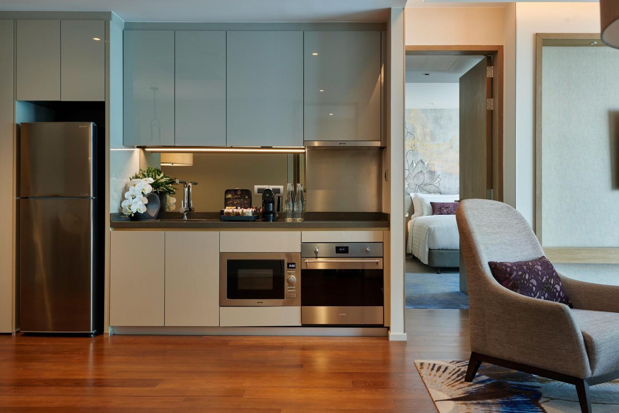 Chatrium Grand 방콕 외부 사진 A kitchen in a serviced apartment