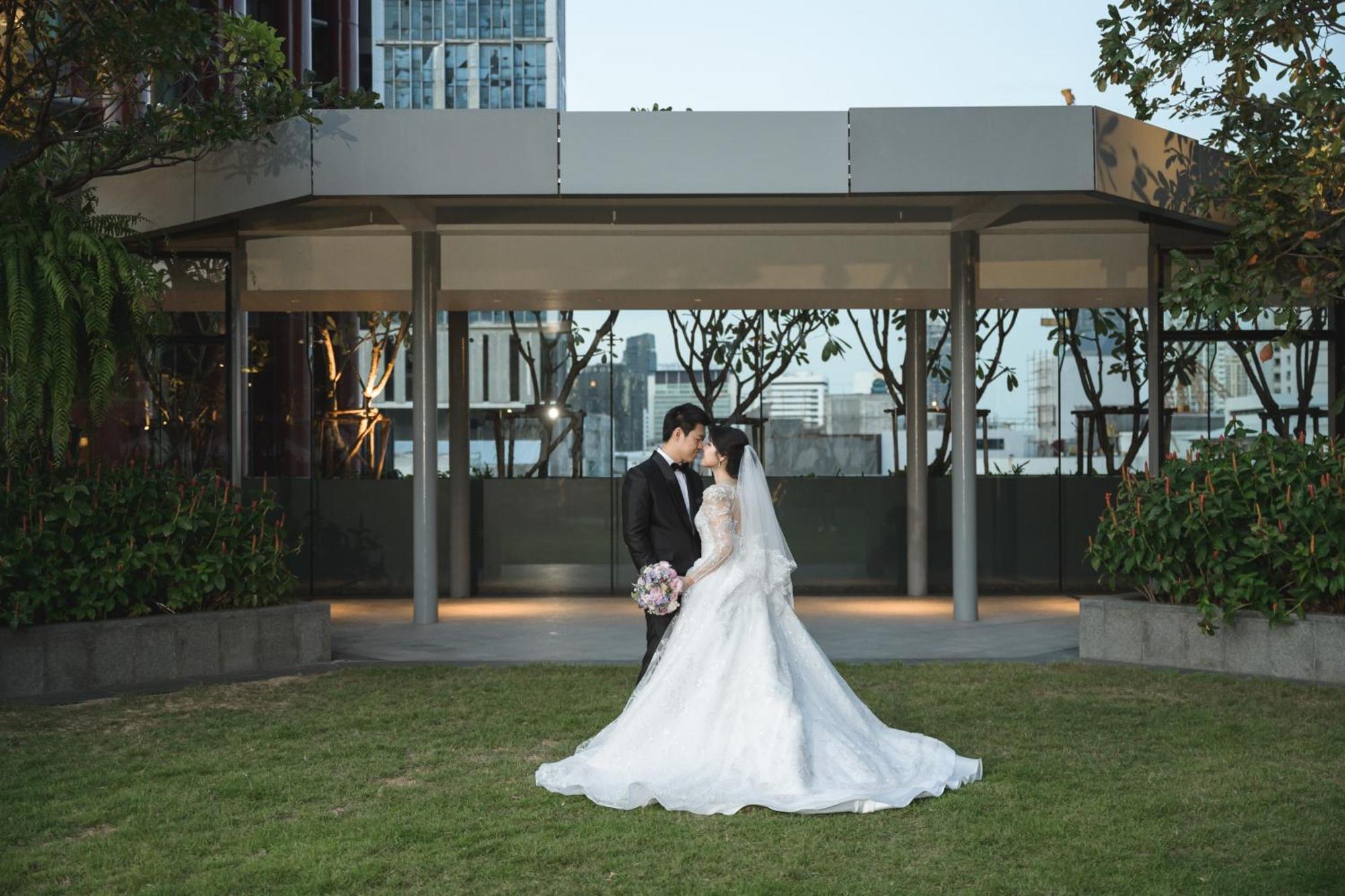Chatrium Grand 방콕 외부 사진 A Thai couple in wedding attire